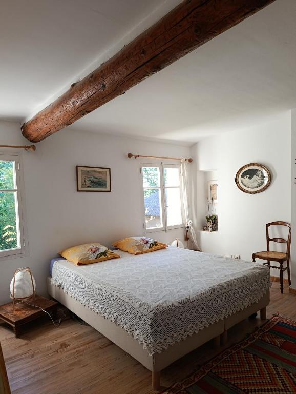 Chambre principale de la maison de vacances à Beaurecueil