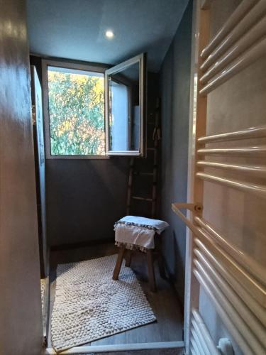 Salle de bains avec douche de la maison à Beaurecueil