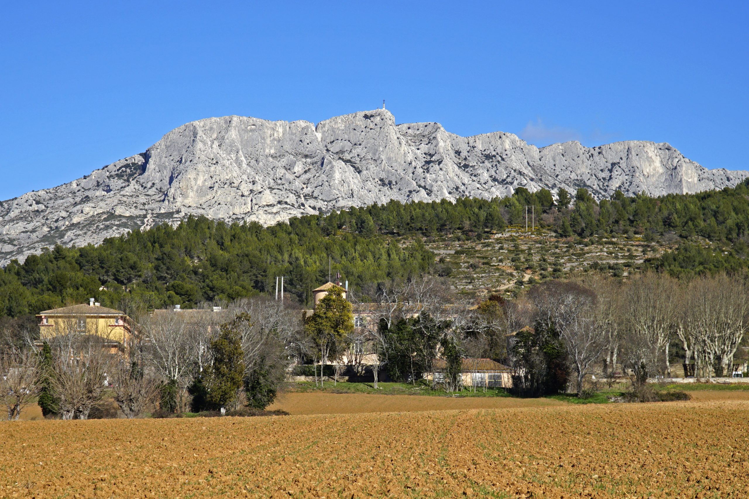 Vue sur la montagne Sainte-Victoire près de Beaurecueil