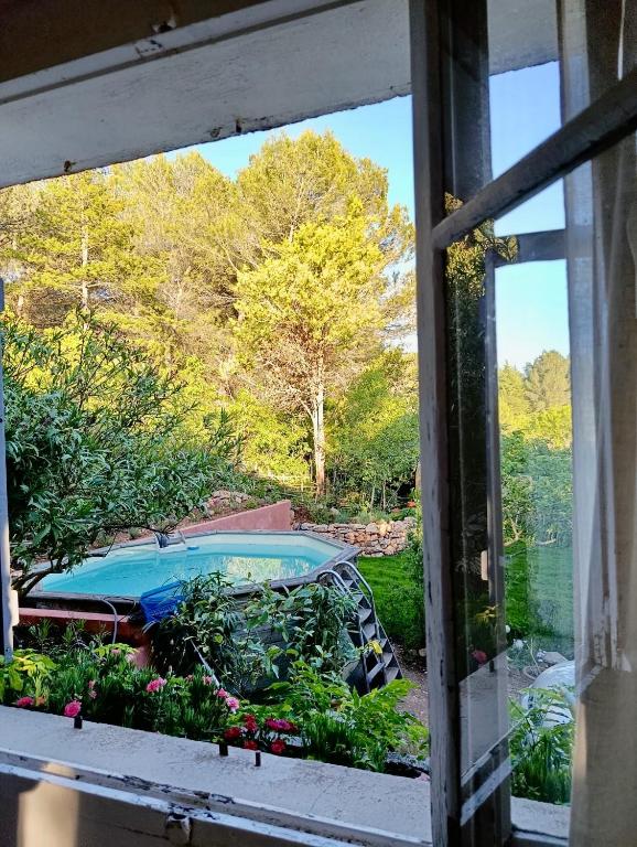 Piscine privée de la maison de vacances à Beaurecueil