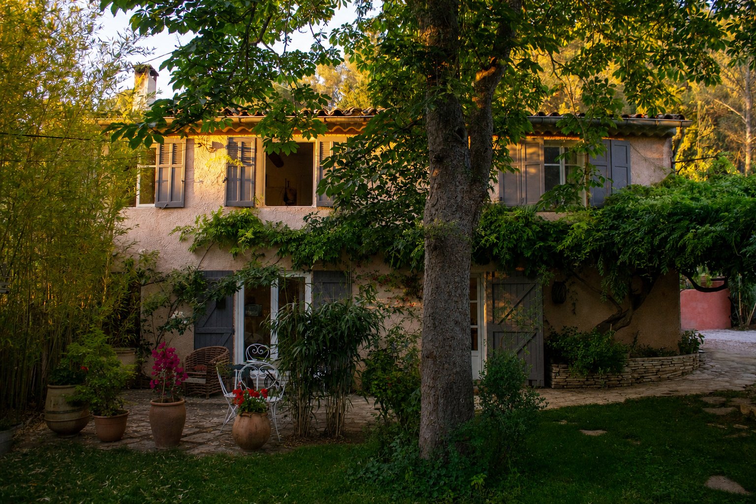 ext golden hour 01 - extérieur, jardin et piscine de la maison à Beaurecueil
