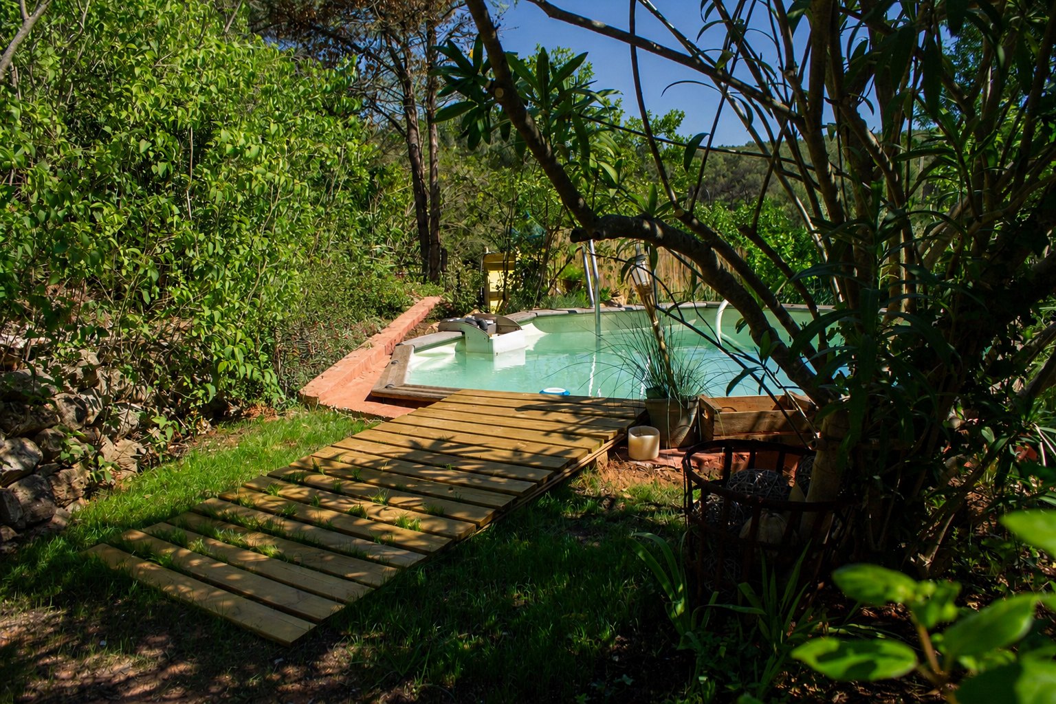 ext piscine 01 - extérieur, jardin et piscine de la maison à Beaurecueil